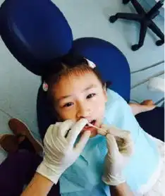 7岁森蝶拔牙被疼哭网友小姑娘长大变样了