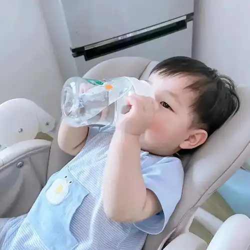 天气炎热要不要多给宝宝喂点水宝宝喝水有说道,宝妈还真别盲目
