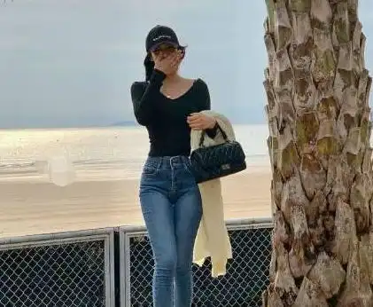 穿牛仔裤的美女,小姐姐身材高挑好迷人