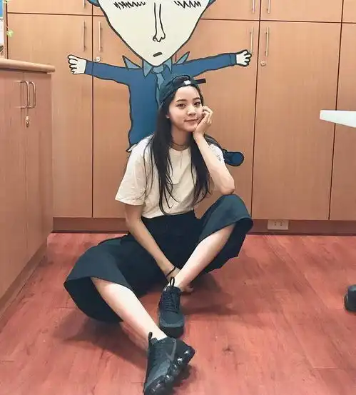 22岁的欧阳娜娜白裙配衬衣露面,网友身材呈曲线上升
