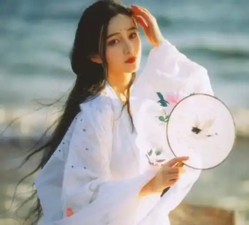 每日一笑有个女同学替别人考试,写名字时下意识写了自己的姓