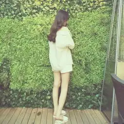 求一张动漫图片,看起来像是插画,是一个穿着蓝色水手服的女生站在街