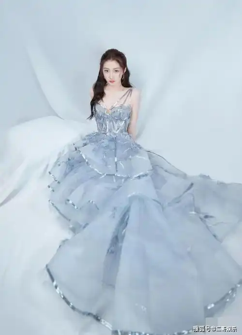 女星双11造型曝光关晓彤秀香肩李沁仙气飘飘柳岩性感爆棚吴宣仪选错袜