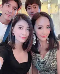 关颖儿子抚摸波妞脸蛋,波妞表情搞怪可爱,咘咘一声吆喝实力护妹