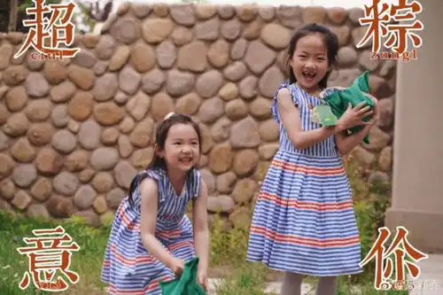 董璇女儿晒照过端午节,小酒窝与闺蜜穿姐妹装牵手跳舞,美如公主