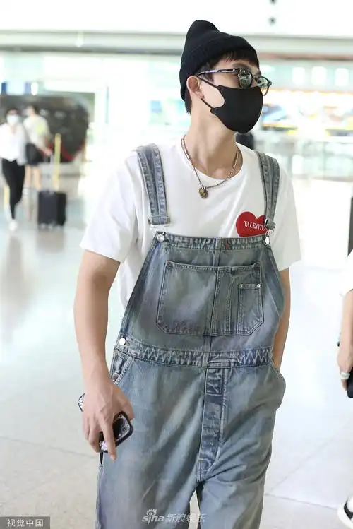 组图欧豪着爱心t恤搭背带裤减龄动感戴毛线帽墨镜怼脸时尚出街