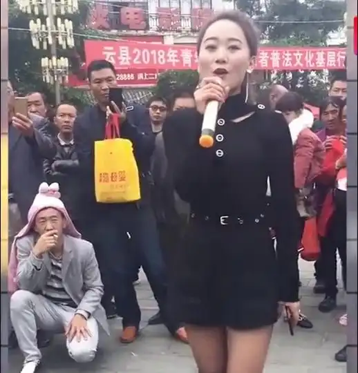 网红美女歌手张娜深情演唱,开口惊艳路人,不输原唱