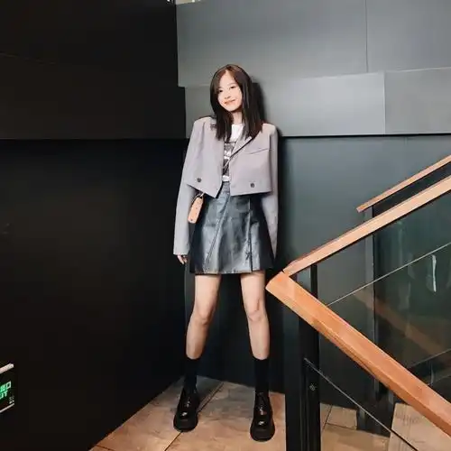 最近火了一种穿法,叫裙子平底鞋,时髦显气质,谁穿谁好看