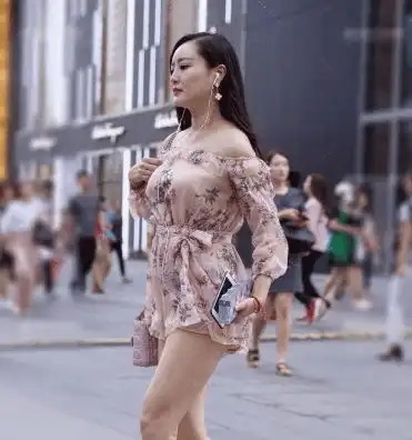 街拍美女小姐姐穿得清新,但气场却十分霸道的,令人不敢接近