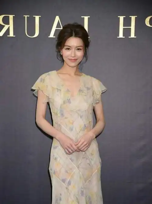 时尚穿搭,黑色系的穿搭显瘦显优雅,给人眼前一亮的感觉