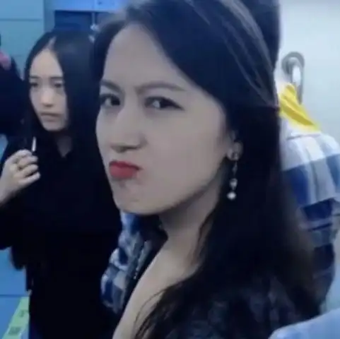 小伙地铁偷拍爱嘟嘴的美女,不料反被美女撩,网友出手啊