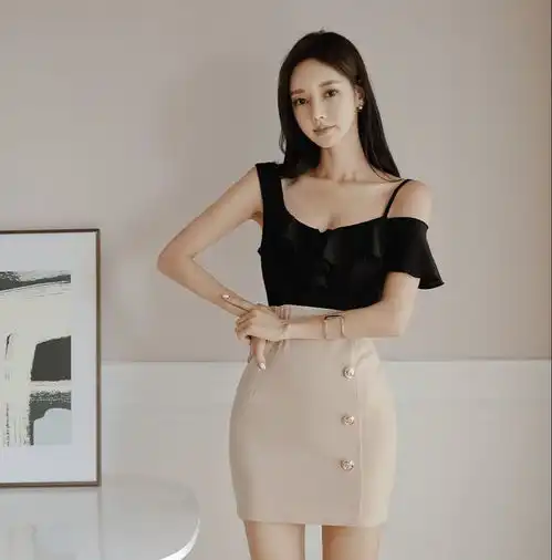 吊带裙美女亮了,低头的瞬间让人沉醉,小姐姐肤白貌美太吸睛