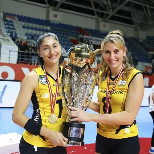 奥兹巴依荣膺mvp2021土耳其女排超级杯瓦基弗银行夺冠美图