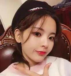 杨超越节目睡姿引热议,暴露真实身材,网友小龙女本人