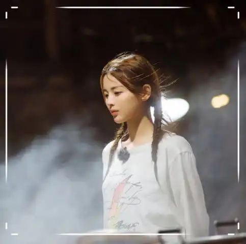 杨超越可真大胆,白t恤配男士花裤衩,颜值真不是吹的