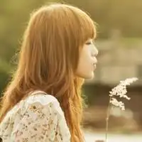 求靠左边的女生头像