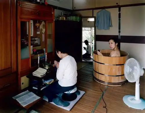 日本摄影师marikosakaguchi在澡盆里沐浴的照片走红网络