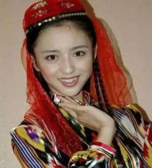 穿民族服装的女星,如果可以来一张合影,我选图2,你呢