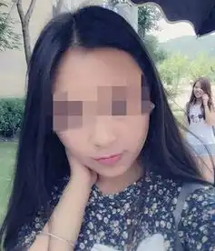毫不相干13岁少年为抢手机向年轻女子泼汽油