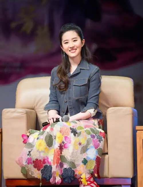 32岁的神仙姐姐好美刘亦菲碎花裙白衬衫穿出不同气场,超迷人