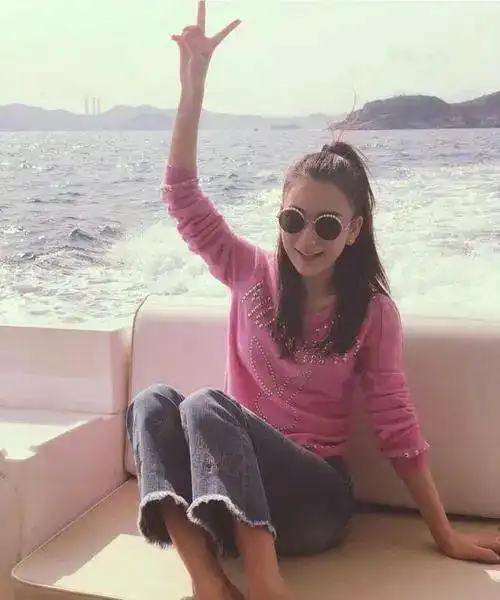 方媛不用刻意打扮,她本人就很漂亮,有一股子少女清纯感