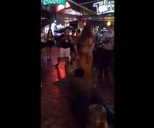 如何看待广州兴盛路发生的美女劈腿被抓怒甩屌丝男视频