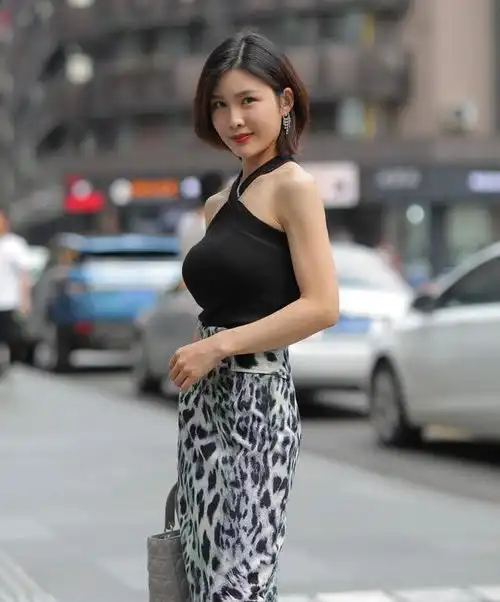 黑白才是更好的搭配全白系搭配利落简约,气质也可不输黑白配