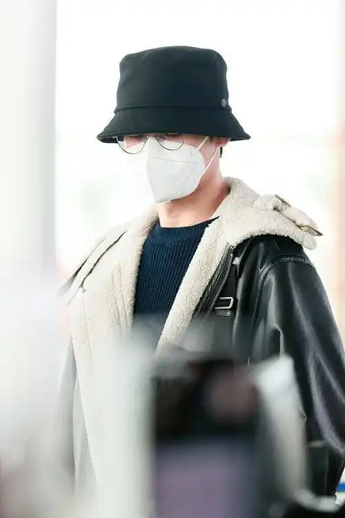 王凯罕见营业,穿皮夹克戴渔夫帽走机场,戴口罩也挡不住男神气质