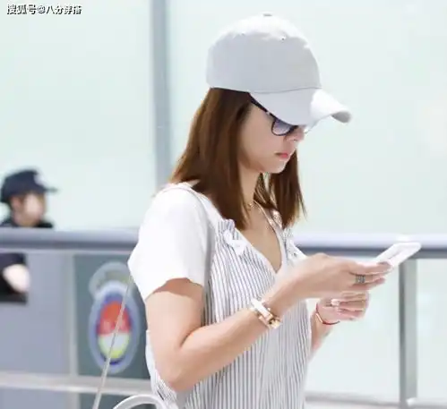 林心如又成功扮少女,穿条纹背带裤俏皮可爱,看着像个大学生