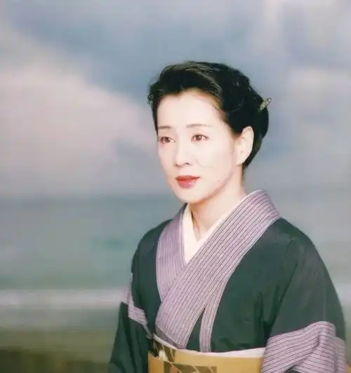 11岁出道,下嫁大15岁二婚男,日本国宝级影后69岁仍霸榜最美女星