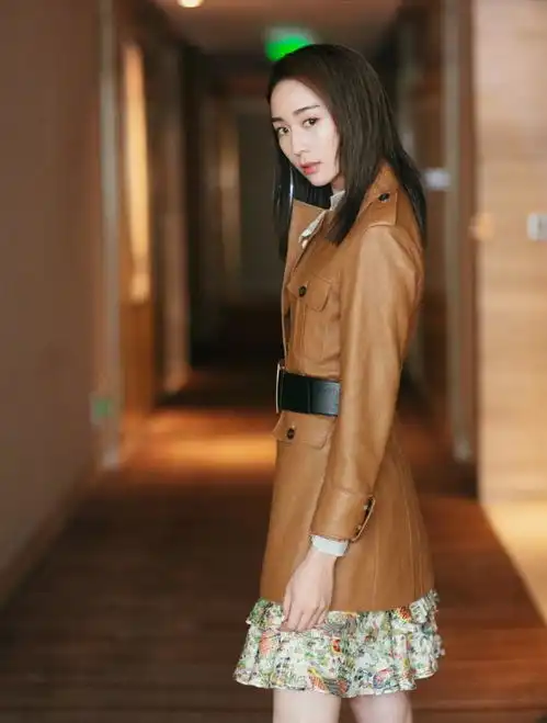 张钧甯不愧是运动女神,穿碎花裙配皮衣,同框刘昊然更像妹妹