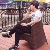 路灯下的小姑娘