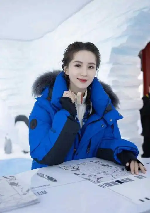 蓝色怎么穿才好看刘诗诗亲身示范早秋蓝色穿搭,优雅大气还高级