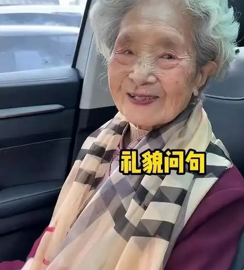 四川老太从不养生,吃火锅配白酒无辣不欢,百岁高龄活成少女