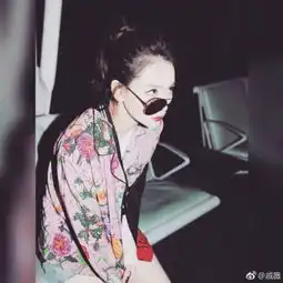 红唇长腿东京街头风戚薇最新大片个性满满