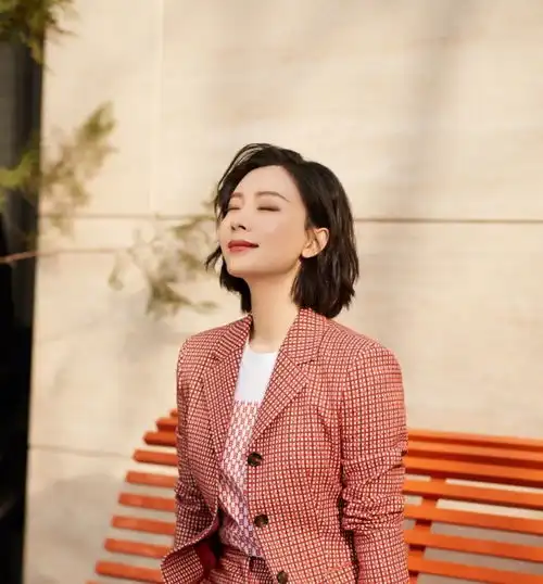 陈数不愧是气质女神,身穿红色格子西装搭配白色t恤,干练又优雅