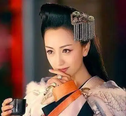 佛系杨蓉因迟到错过张艺谋导演,把演戏当兼职,颁奖也懒得去