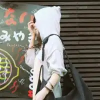 想找一张唯美意境的女生头像,戴帽子,侧脸的