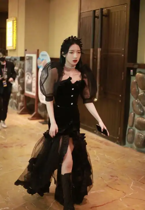 孟美岐暗黑公主风造型真好看,皮肤白皙骨感美,妥妥的百变女王