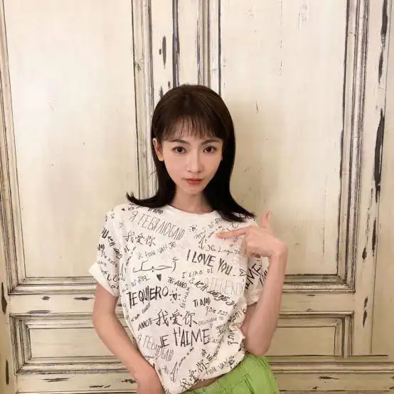 吴谨言变身元气女孩,紫色渔夫帽很特别,搭配同色卫衣刚刚好