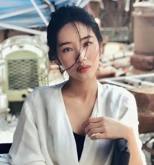 曾羞辱刘亦菲哄骗冯小刚的杨采钰,还是被干爹抛弃了