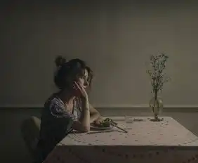 为了婚房钱我焦头烂额,当我看到她手机的短信,这婚不结了