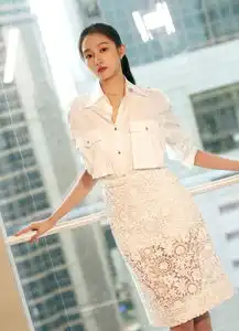 一袭仙女纱裙衬托出关晓彤的灵气与时尚气质