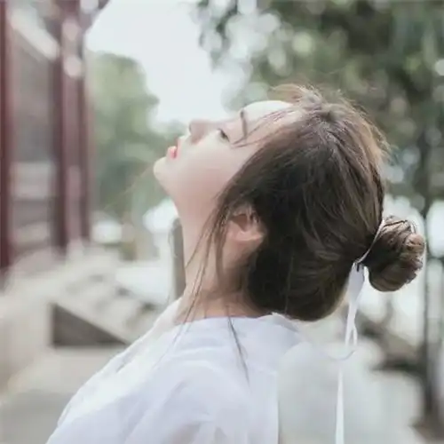 女生头像手捧花小辫