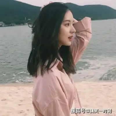 幽默笑话坐公交车回老家,坐着玩手机,司机大喊都坐稳了