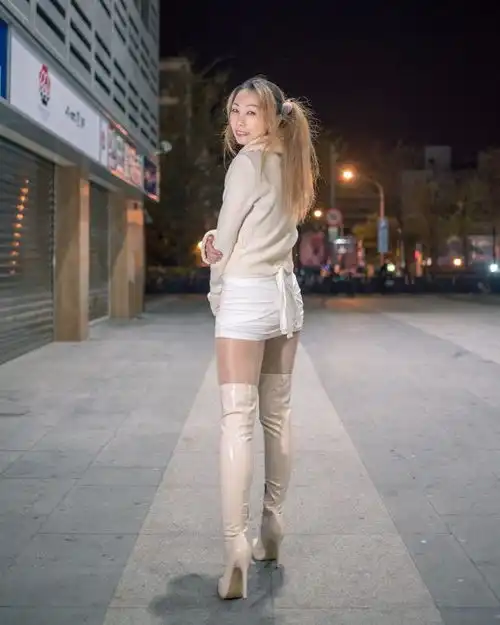 白色长筒靴与白色包臀裙成熟女生的优雅与性感