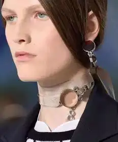 高冷女神一个choker演绎风情万种