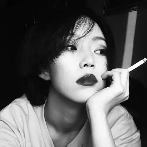 寂寞焚心抽烟女人