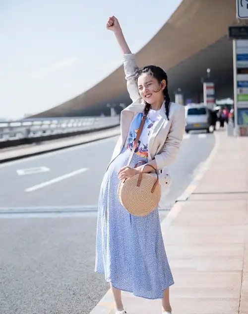 宋祖儿新造型曝光,碎花裙配齐肩发好清新,只是惨遭驼背仪态拉分