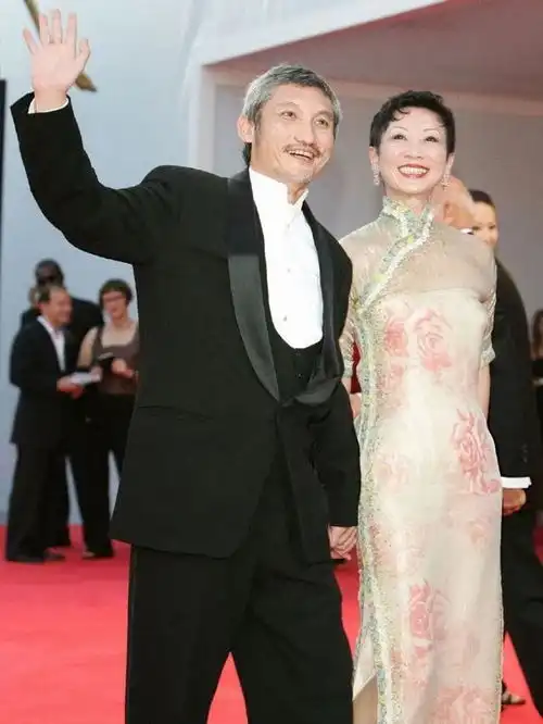 34年感情不敌新鲜,施南生潇洒转身,徐克和小助理甜蜜牵手